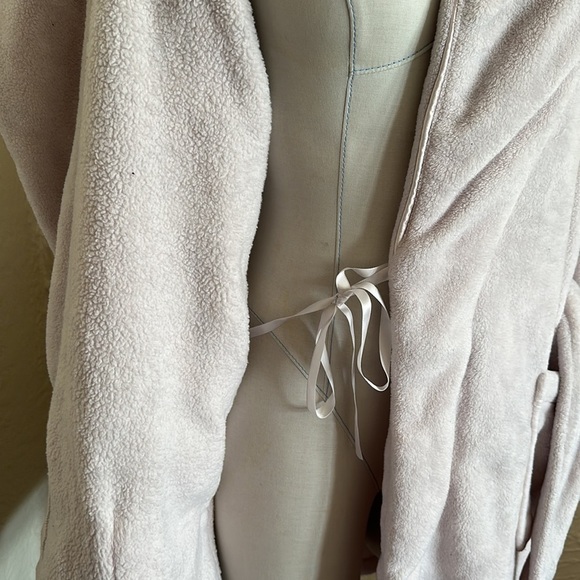 Victoria’s Secret Short Cozy Robe Light Pale Pink Black Logo Plush M/L FLAWS - Picture 11 of 13